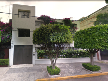 Casa con increíble ubicación y 5 recamaras, Coyoacán, CDMX.
