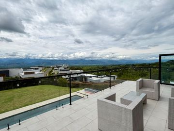 Extraordinaria casa campestre Emunah con piscina con vista al Valle y las montañas. Cerritos.
