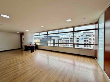 Oficina en renta sin muebles Amazonas Parc