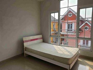dijual super murah rumah 3 lantai di Cluster Omaha village gading serpong