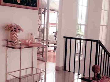 rumah bagus 2 lantai siap huni dalam cluster di perumahan cinere, Jakarta selatan