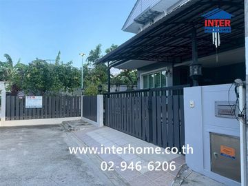 Two-story detached house, 64.5 sq.w., Chonlada Suvarnabhumi Village. Krungsri Ayutthaya Bank is located at the entrance of the soi (lane), Soi Ladkrab