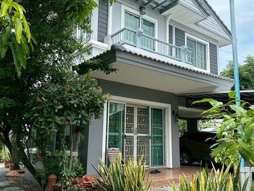 Two-story detached house, 64.5 sq.w., Chonlada Suvarnabhumi Village. Krungsri Ayutthaya Bank is located at the entrance of the soi (lane), Soi Ladkrab