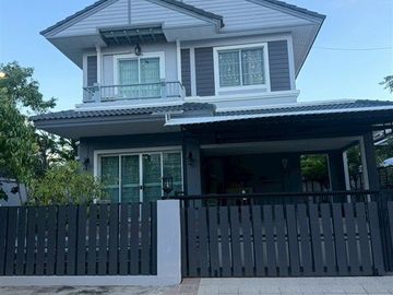 Two-story detached house, 64.5 sq.w., Chonlada Suvarnabhumi Village. Krungsri Ayutthaya Bank is located at the entrance of the soi (lane), Soi Ladkrab