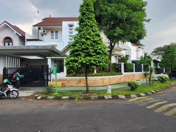 Rumah Hoek Mewah 3 Lantai di Kemang Pratama Bekasi