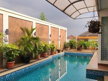 Rumah Hoek Mewah 3 Lantai di Kemang Pratama Bekasi