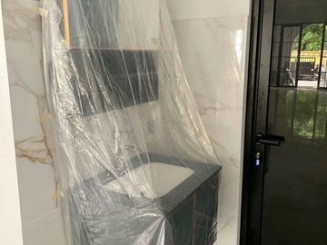 Ruko Baru 3 Lantai di Kaliwaron. Tengah Kota Surabaya. Dekat Kampus, Rumah Sakit, Kantor. Cocok untuk usaha dan bisnis