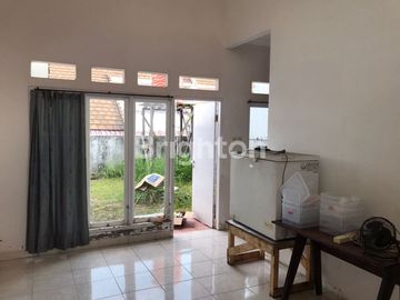 BALIKPAPAN, RUMAH BORNEO PARADISO (A323)
