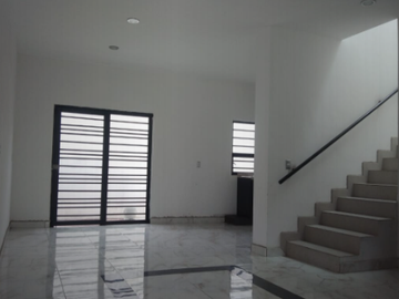 CASA DE ENTREGA INMEDIATA EN AV. DE LAS TORRES, ESQ. CALLE CAPIRE, APATZINGAN, HDA. DE PALMAR, MICHOACAN