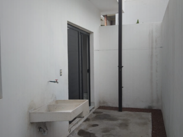 CASA DE ENTREGA INMEDIATA EN AV. DE LAS TORRES, ESQ. CALLE CAPIRE, APATZINGAN, HDA. DE PALMAR, MICHOACAN