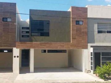 Casa en Venta en Galerías de Camino Real nueva a estrenar