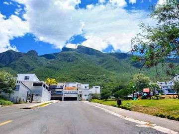 Casa en Venta en Galerías de Camino Real nueva a estrenar