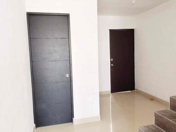 Casa en Venta en Galerías de Camino Real nueva a estrenar