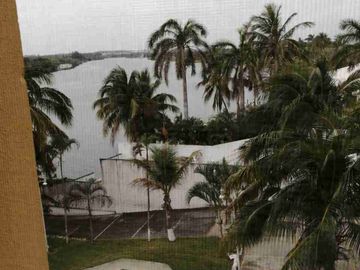 DEPARTAMENTO AMUEBLADO DE 3 RECÁMARAS, CLIMATIZADO Y CON EMBARCADERO, A MEDIA CUADRA DEL ZÓCALO DE BOCA DEL RÍO, VERACRUZ.