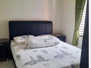 DI JUAL
RUMAH TINGGAL
SHM
Harga : 3 M

* Luas Tanah         : 208 m²
* Luas bangunan  : 160 m²
* 2 lantai
* 3 kamar tidur
* 3 kamar mandi 
* 1 ruang keluarga di lantai atas
* Ruang Tamu
* Ruang makan
* Dapur
* Gudang
* Musola
* Ruang cuci dan jemur 
* taman belakang
* Air PDAM 
* Listrik 6600 watt
* AC 7 unit
* full furniture

Cluster Taman Yunani  kawasan Argenia Sentul city.