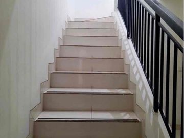 DI JUAL
RUMAH TINGGAL
SHM
Harga : 3 M

* Luas Tanah         : 208 m²
* Luas bangunan  : 160 m²
* 2 lantai
* 3 kamar tidur
* 3 kamar mandi 
* 1 ruang keluarga di lantai atas
* Ruang Tamu
* Ruang makan
* Dapur
* Gudang
* Musola
* Ruang cuci dan jemur 
* taman belakang
* Air PDAM 
* Listrik 6600 watt
* AC 7 unit
* full furniture

Cluster Taman Yunani  kawasan Argenia Sentul city.