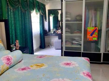 DI JUAL
RUMAH TINGGAL
SHM
Harga : 3 M

* Luas Tanah         : 208 m²
* Luas bangunan  : 160 m²
* 2 lantai
* 3 kamar tidur
* 3 kamar mandi 
* 1 ruang keluarga di lantai atas
* Ruang Tamu
* Ruang makan
* Dapur
* Gudang
* Musola
* Ruang cuci dan jemur 
* taman belakang
* Air PDAM 
* Listrik 6600 watt
* AC 7 unit
* full furniture

Cluster Taman Yunani  kawasan Argenia Sentul city.