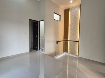 Rumah 2 Lantai Baru Gress SHM di Mulyosari Utara