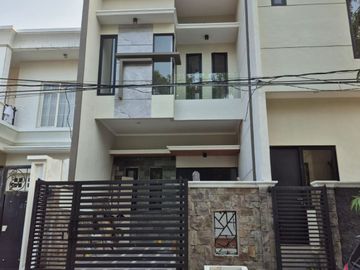 Rumah 2 Lantai Baru Gress SHM di Mulyosari Utara