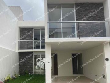 Hermosa casa moderna y con recámara en planta baja