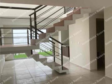 Hermosa casa moderna y con recámara en planta baja