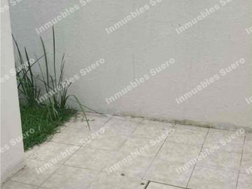 Preciosa y con inigualable ubicación, recámara en planta baja