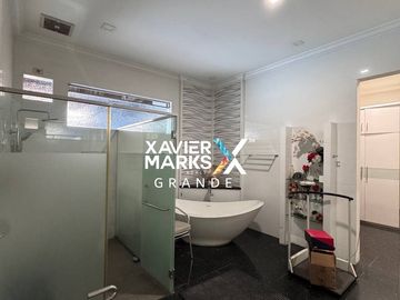 Dijual dan Disewakan Rumah Klasik Modern Full Furnished di Jalan Pulau Pulau, Kota Malang
