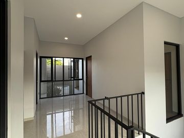 No Cobroke. Dijual Rumah Minimalis Dengan Desain Modern di Kencana Loka BSD