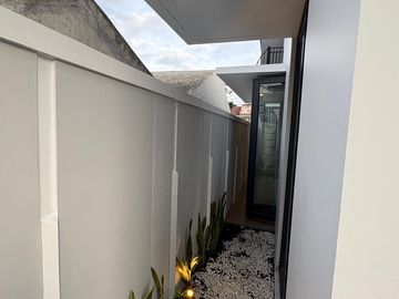 No Cobroke. Dijual Rumah Minimalis Dengan Desain Modern di Kencana Loka BSD