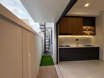No Cobroke. Dijual Rumah Minimalis Dengan Desain Modern di Kencana Loka BSD