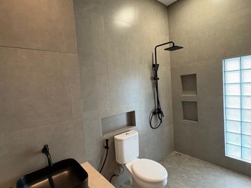 No Cobroke. Dijual Rumah Minimalis Dengan Desain Modern di Kencana Loka BSD