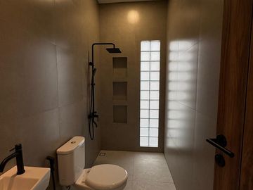 No Cobroke. Dijual Rumah Minimalis Dengan Desain Modern di Kencana Loka BSD