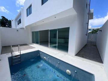 Casa en Venta en Residencial El Encuentro, Playa del Carmen | Alberca Privada, Estudio y Acabados de Lujo