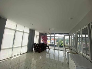 Di jual ruko 3 lantai 4.8 m

*# LOKASI TERBAIK DEKAT DENGAN JUNGLE LAND SENTUL CITY 

*#Recommeded kondisi Ready untuk difungsikan sebagai Café, Rest, Office, Warehouse dll*
 

Jungle land avenue C3D/103 sentul nirwana ( arah menuju jungle land/ depan perum.Atmosphere) 


Sudah full 1+2 sudah renov ful 
Dapur sudah siap masak berat 
Ada kamar mandi 3+1
pipa sudah di luar developer
Luas tanah 93 m 
 Luas bangunan  189 m 
 Lebar : Lt 1 6,5+2 ,
Panjang :kblkg 12+3  jd dapur 

Panjang : Lt.2 12+3  x6.5lbr sudah balkon 
Hadap timur 
SHGB 
Lt.3 12+2.5 ada tmbhan balkon 
Lebarnya 6.5
Termasuk barang yang menempel di dinding milik pembeli 
Lokasi strategis akses tol 
Cocok untuk usaha dan investasi