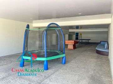 Depa con 3 recámaras y terraza con vista parcial al mar