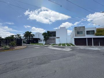 Casa en VENTA en Fracc. Tejeda | Amplio Terreno de 400 m², Jardín, Terraza y Excelente Ubicación