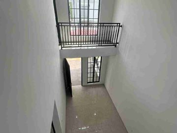 Dijual Cepat Rumah 2 Lantai Beverly Green Sudah Renovasi