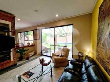 CASA EN VENTA DENTRO DEL FRACCIONAMIENTO EN JERÓNIMO DE AHUATEPEC EN LA ZONA DORADA, CUERNAVACA, MORELOS. COSTO: $7,650.000.00 MXN