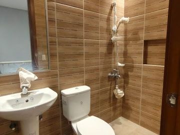 FOR LEASE – Brand-New Townhouse in Project 8, Quezon City 🏡