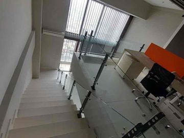 OFFICE PREMIUM FULL FURNISHED DI NEO SOHO PANCORAN – STRATA TITLE | 94 m² | HANYA Rp3,5 M NEGO!