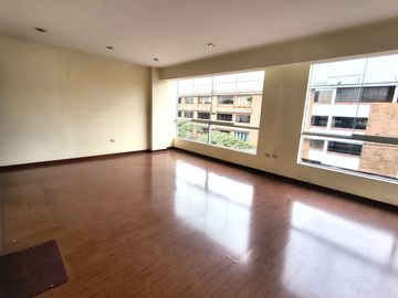 SURCO VENTA AMPLIO DEPARTAMENTO 126 M2  3 DORMITORIOS URB. CHAMA