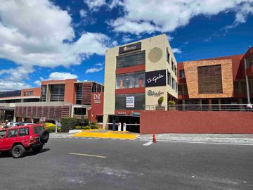 Arriendo local comercial en av principal Cumbaya - Universidad San Franciso