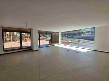 Arriendo local comercial en av principal Cumbaya - Universidad San Franciso