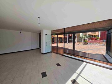 Arriendo local comercial en av principal Cumbaya - Universidad San Franciso
