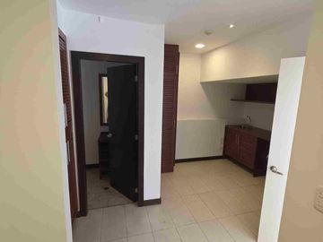 Arriendo local comercial en av principal Cumbaya - Universidad San Franciso