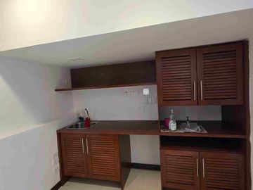 Arriendo local comercial en av principal Cumbaya - Universidad San Franciso
