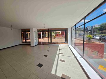 Arriendo local comercial en av principal Cumbaya - Universidad San Franciso