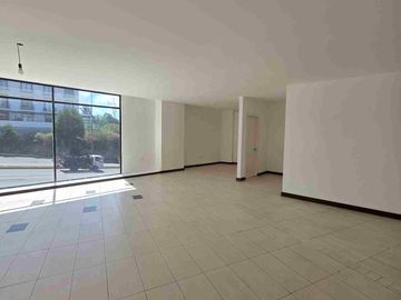 Arriendo local comercial en av principal Cumbaya - Universidad San Franciso
