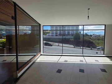 Arriendo local comercial en av principal Cumbaya - Universidad San Franciso