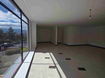 Arriendo local comercial en av principal Cumbaya - Universidad San Franciso